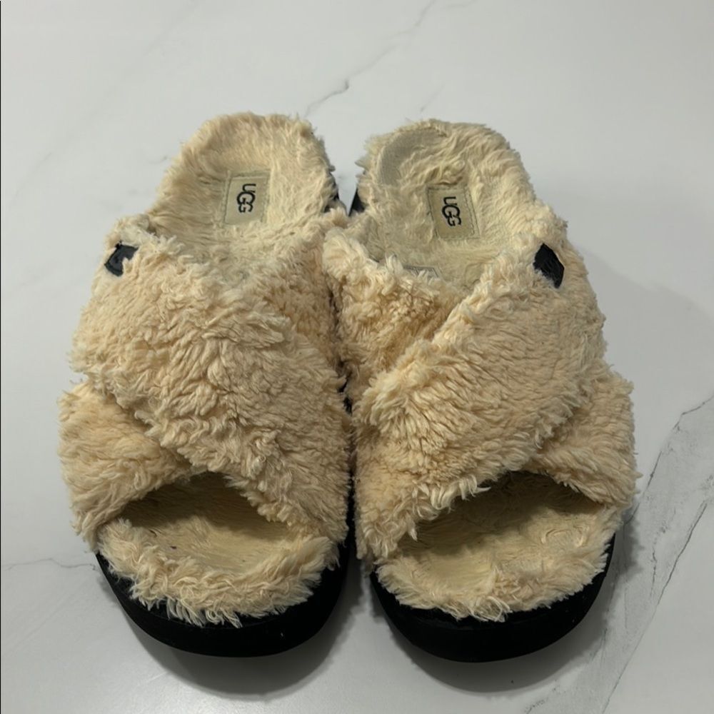 UGG Fluffy Cream Sandals